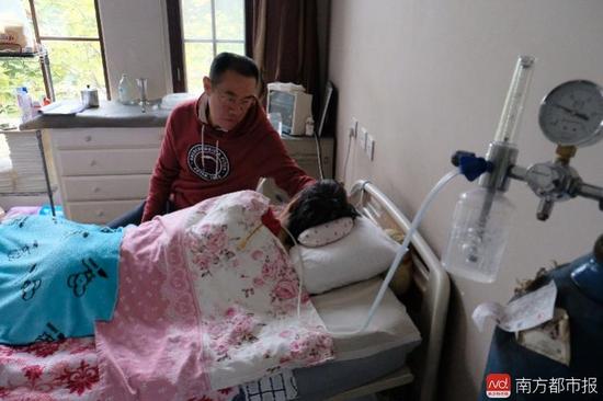 氧氣的轟隆聲，一刻不停地在這個家里“吵”了九年多。（羅逸爵 攝）