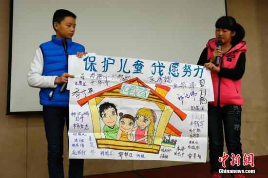 12月4日，由全國(guó)婦聯(lián)和聯(lián)合國(guó)兒童基金會(huì)在北京共同舉辦了“共同行動(dòng)——停止對(duì)兒童暴力，促進(jìn)兒童保護(hù)”的主題宣傳活動(dòng)。圖為活動(dòng)兒童代表以繪畫的形式說(shuō)出他們的心聲。<a target='_blank'  _fcksavedurl='http://www.chinanews.com/'>中新社</a>發(fā) 富田 攝