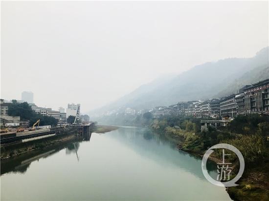 △赤水河兩岸的茅臺鎮(zhèn)有著超過2000家白酒經(jīng)營戶。