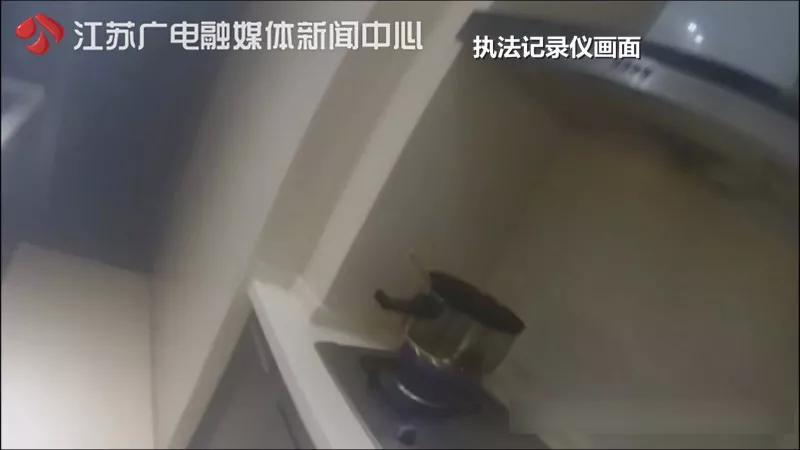 醉酒女子獨(dú)自在家干這事 醒來(lái)看見(jiàn)滿屋陌生人