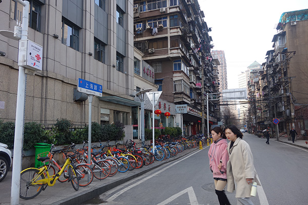 上海路的兩邊，大多是一些老房子。