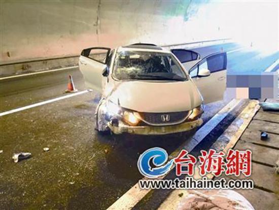 小車在龍巖高速隧道內(nèi)翻車，擋風(fēng)玻璃脫落。 臺海網(wǎng) 圖