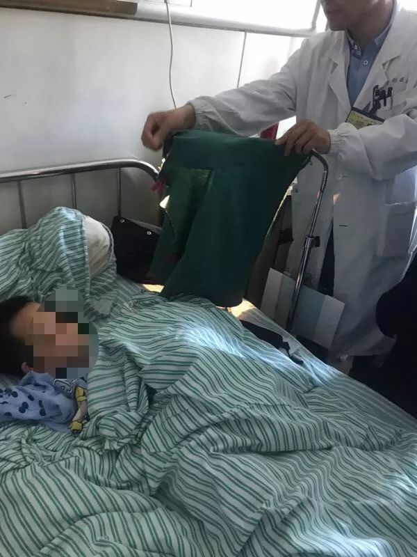 嚇哭！6歲男孩被夾斷手指 罪魁禍?zhǔn)拙故切７? oldsrc=