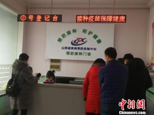 當(dāng)日，山西省疾病預(yù)防控制中心門(mén)診部擠滿了前來(lái)接種和咨詢四價(jià)宮頸癌疫苗的女性。 范麗芳 攝