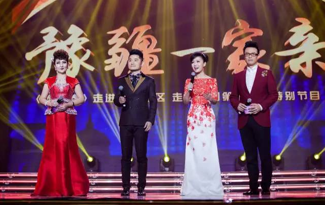 主持人：白燕升、龐曉戈、關(guān)楓、熱娜·古麗（從右到左）