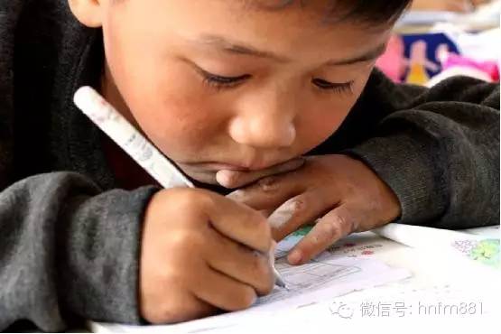 小手黑黑的，像是很少洗
