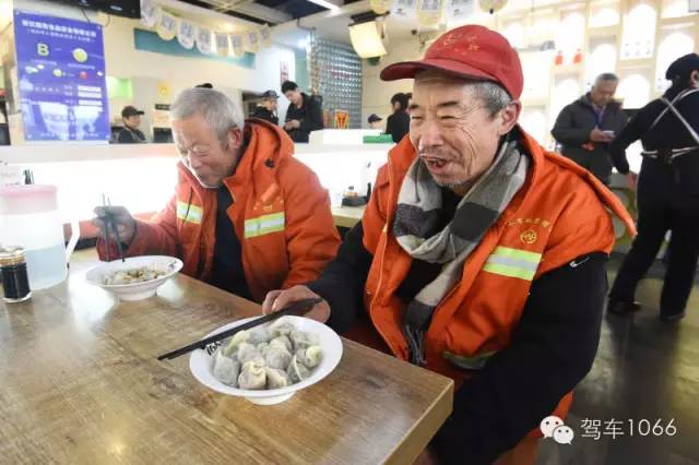 部分環(huán)衛(wèi)工在下班后來(lái)到76人老燴面吃到熱乎乎的餃子。