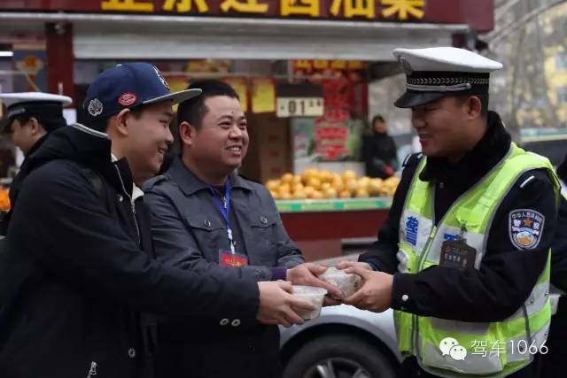 新華社攝影記者李博，也隨我們1066小分隊(duì)一路同行他也為我們記錄下了一幕幕溫暖的瞬間。