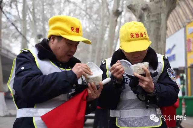 1066小分隊(duì)和志愿者來(lái)到金水路文化路，給這里執(zhí)勤的交警和協(xié)管送去暖心餃子。
