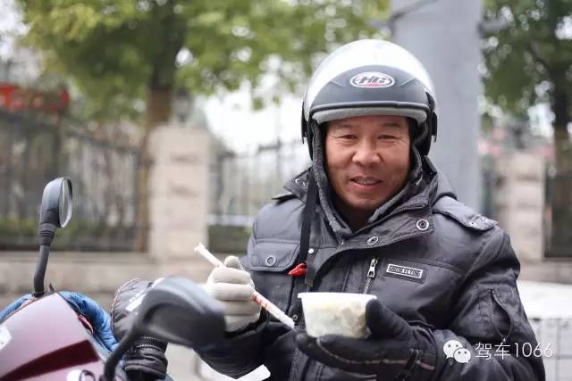 1066小分隊(duì)來(lái)到紫荊山（摩的司機(jī)、出租車司機(jī)、市民)，給他們送去餃子。