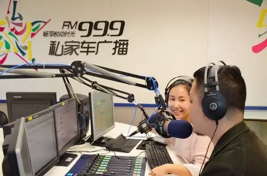 美女嘉賓來做客直播間，麥姐看莫非的眼神，嘖嘖，愛一個人是什么感覺？