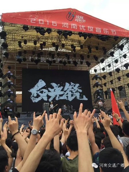 這么多朋友！默契的舉著一個(gè)手勢(shì)！