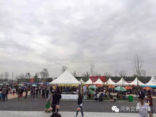 雖然天空已經(jīng)烏云密布，但大家的熱情絲毫不減！