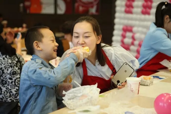 首次下廚的小男子漢，最想分享的人當然是最愛的媽媽