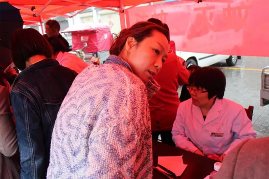 了解到有老人看病不方便，河南電臺1074綠色頻道活動小組欒老師將醫(yī)生請到老人身邊，親自為她診斷。