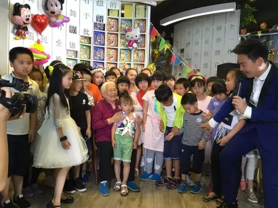 　　豫劇表演藝術(shù)家高潔老師和孩子們在一起，講述自己和戲曲的故事，祝福所有的小朋友節(jié)日快樂。