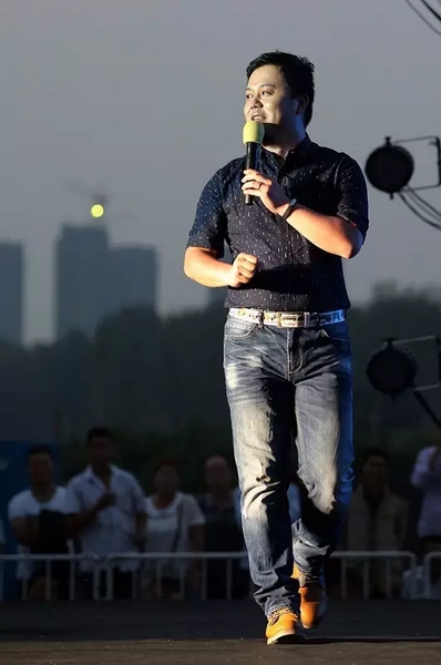 莫非此刻是在向前走還是向后移？