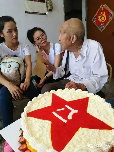 二姐們認(rèn)真聽(tīng)老兵講抗戰(zhàn)的故事，老人年事已高，記憶都是轟炸！轟炸！轟炸！