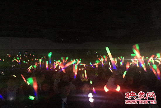 當(dāng)晚現(xiàn)場約2500個座位全場爆滿,還有全國各地歌迷會趕來的歌迷們。 當(dāng)晚現(xiàn)場約2500個座位全場爆滿,還有全國各地歌迷會趕來的歌迷們。