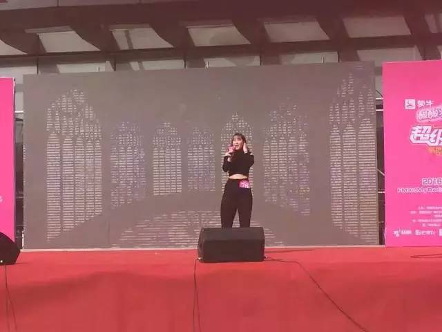 這pose一看就是在飆高音，猜猜看她唱的是哪首歌？