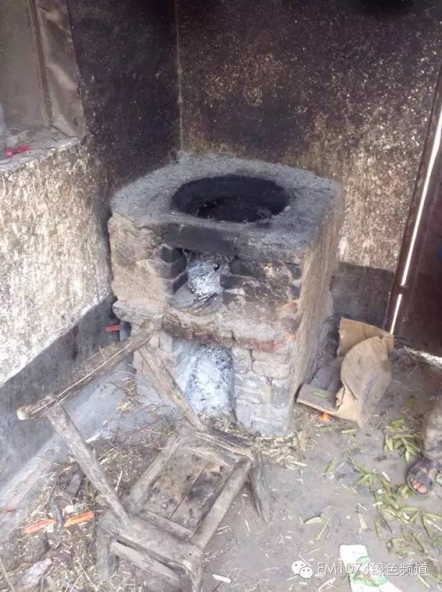 走訪另一個(gè)貧困家庭，進(jìn)去之后才知道什么是真正的一貧如洗、家徒四壁。
