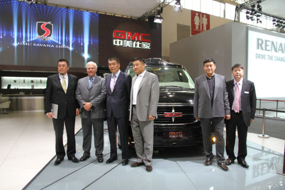 北京國際車展上，全新GMC S系列頂級(jí)商務(wù)車在亞太區(qū)首發(fā)。圖為企業(yè)領(lǐng)導(dǎo)與新車合影。