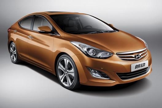 　　北京現(xiàn)代朗動分別搭載1.6L和1.8L兩種發(fā)動機，共7款車型?！傲黧w雕塑”設(shè)計理念持身的朗動看上