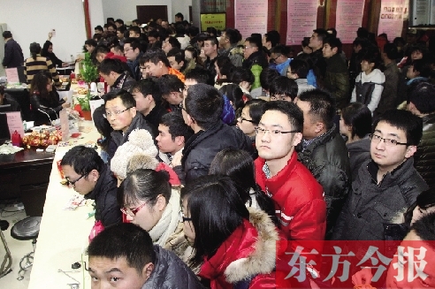 昨日上午，鄭州市金水區(qū)民政局婚姻登記處，領(lǐng)證的新人擠滿了辦證大廳
