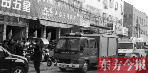 火災(zāi)發(fā)生后，袁厲害家門前的大路上停滿了消防車和警車