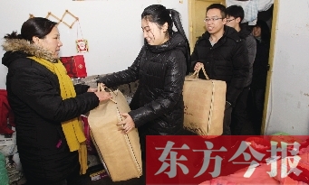 昨天下午，多位東方今報愛心讀者前往鄭州市困難戶家中贈送棉被