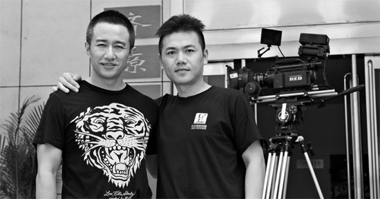 張藝飛（右）在接受河南電視臺采訪時，與主持人合影資料圖片