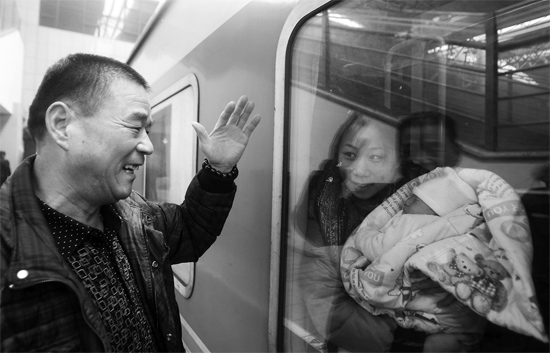 車要開(kāi)了，史振星揮手向女兒懷中的外孫告別。女兒帶著剛剛出生43天的孩子，要到千里之外湖南的婆婆家過(guò)新