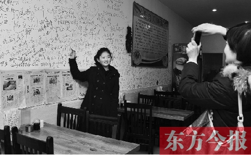 東方今報(bào)“一碗面的溫暖”還在延續(xù)，媒體和愛心人士的吃面接力熱情不減。