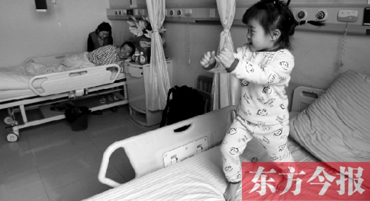 2月7日，春節(jié)前的第3天，雖然傷口很是疼痛，但3歲女兒可愛的“騎馬舞”是李剛最好的“止痛藥”