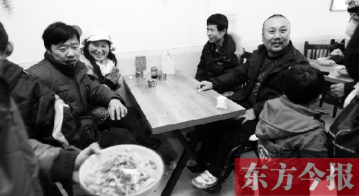 1月26日，坐著輪椅的袁海軍再次出現(xiàn)在李剛的面館，這次和他同來的是他的3位殘疾人朋友