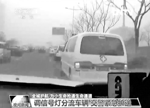 私家車(chē)主主動(dòng)讓出生命通道