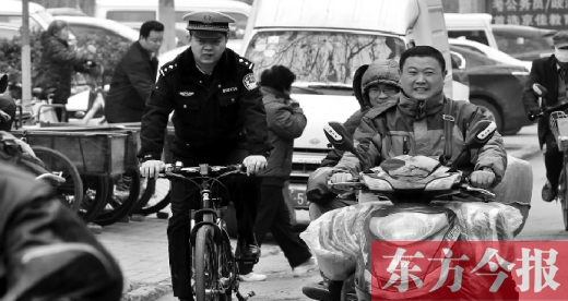為了倡導(dǎo)綠色出行，鄭州市交警三大隊民警以身作則騎自行車上下班