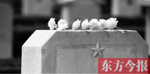 清明假期里，各界人士來到鄭州烈士陵園，緬懷先烈。一座無名烈士的墓碑上，擺放著人們帶來的白花