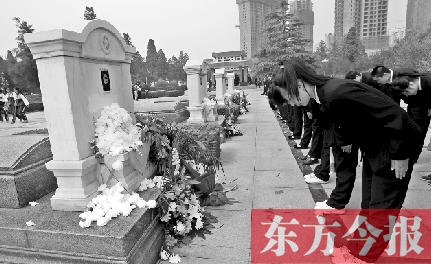 清明節(jié)，鄭州烈士陵園。學(xué)生在吉鴻昌烈士墓前鞠躬致禮