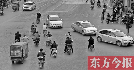 四月九日，鄭州市黃河路與經(jīng)八路交叉口，“中國式過馬路”現(xiàn)象仍很常見