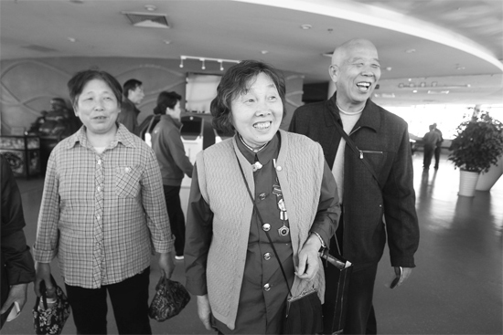 昨日，“尋訪百名共和國勞?！被顒舆x出的百位勞模免費游覽中原福塔