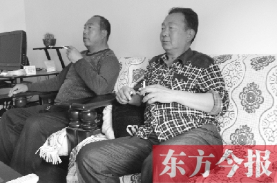 吳四輩和張年學(xué)在家聊天，談?wù)撋稌r候能去上班