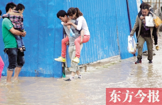 雨后鄭州，“背人過(guò)河”成了一道甜蜜又無(wú)奈的風(fēng)景 東方今報(bào)記者 沈翔 攝