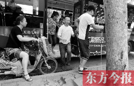每到下車時(shí)，宋鵬（右一）和胡興開（右二）都很艱難，好在周圍的市民都挺照顧的