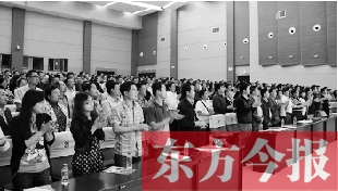 演員謝幕時，沒有觀眾離場，而是全部起立熱烈鼓掌