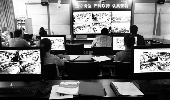 2013年高考首日，鄭州市國家考試考務(wù)指揮中心內(nèi)，工作人員通過監(jiān)控器遠程監(jiān)考