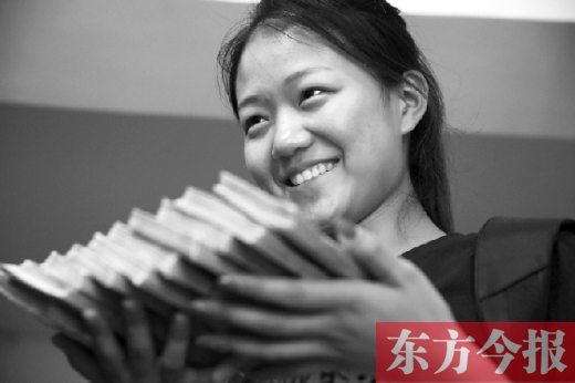 昨天，大一女生周文靜把10萬(wàn)元現(xiàn)金還給了失主