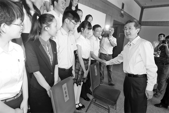 省委副書(shū)記鄧凱（右）和即將赴京的代表親切握手
