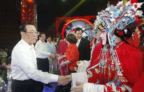 頒獎晚會結(jié)束后，王剛（左一）、郭庚茂（左二）、謝伏瞻（左三）上臺和演職人員握手