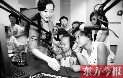 河南廣電全媒體小記者參觀河南電臺(tái)教育廣播樂活1066，體驗(yàn)當(dāng)主持人的樂趣